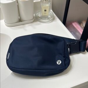 Lululemon: Everywhere Belt Bag (Navy)
